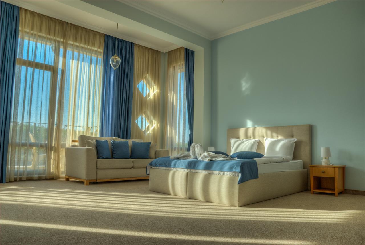 Hotel Chateau Des Bergers トゥルゴヴィシテ エクステリア 写真
