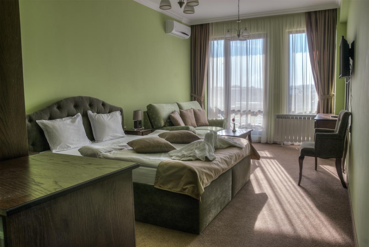 Hotel Chateau Des Bergers トゥルゴヴィシテ エクステリア 写真