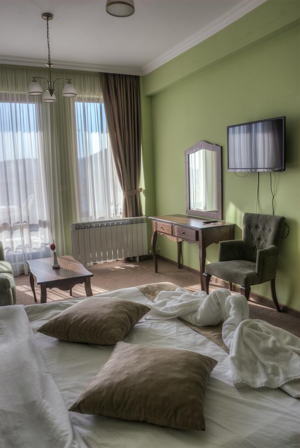 Hotel Chateau Des Bergers トゥルゴヴィシテ エクステリア 写真