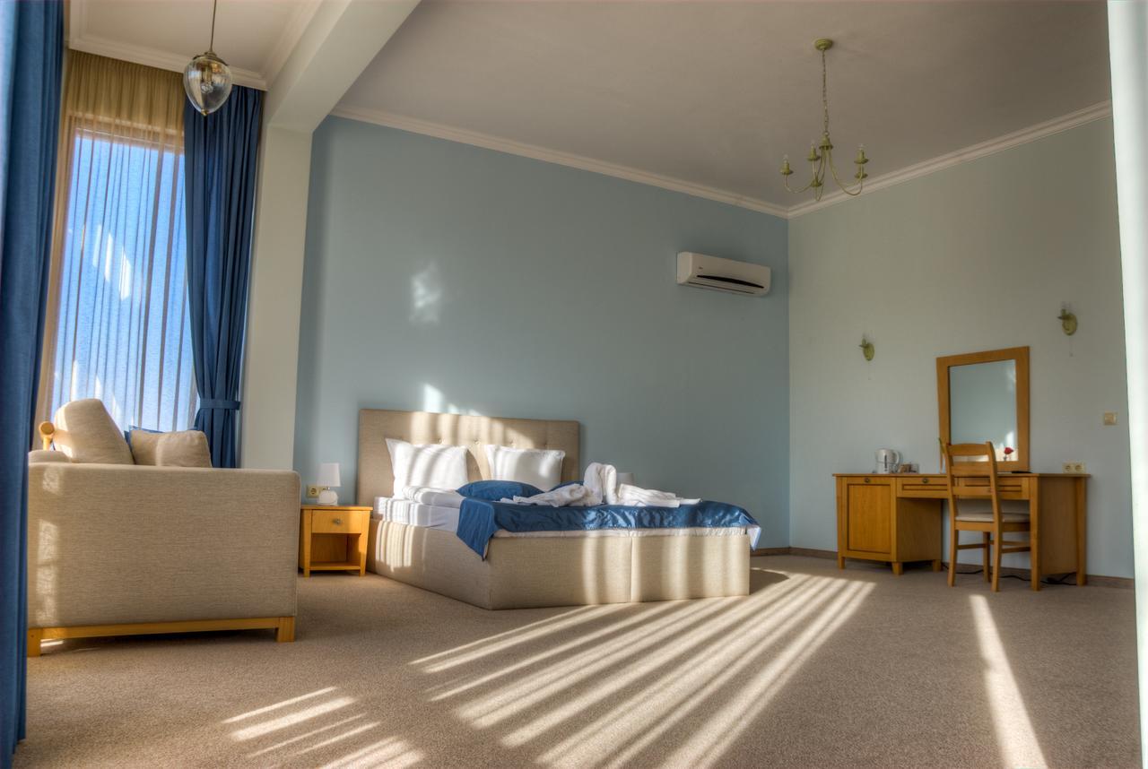 Hotel Chateau Des Bergers トゥルゴヴィシテ エクステリア 写真