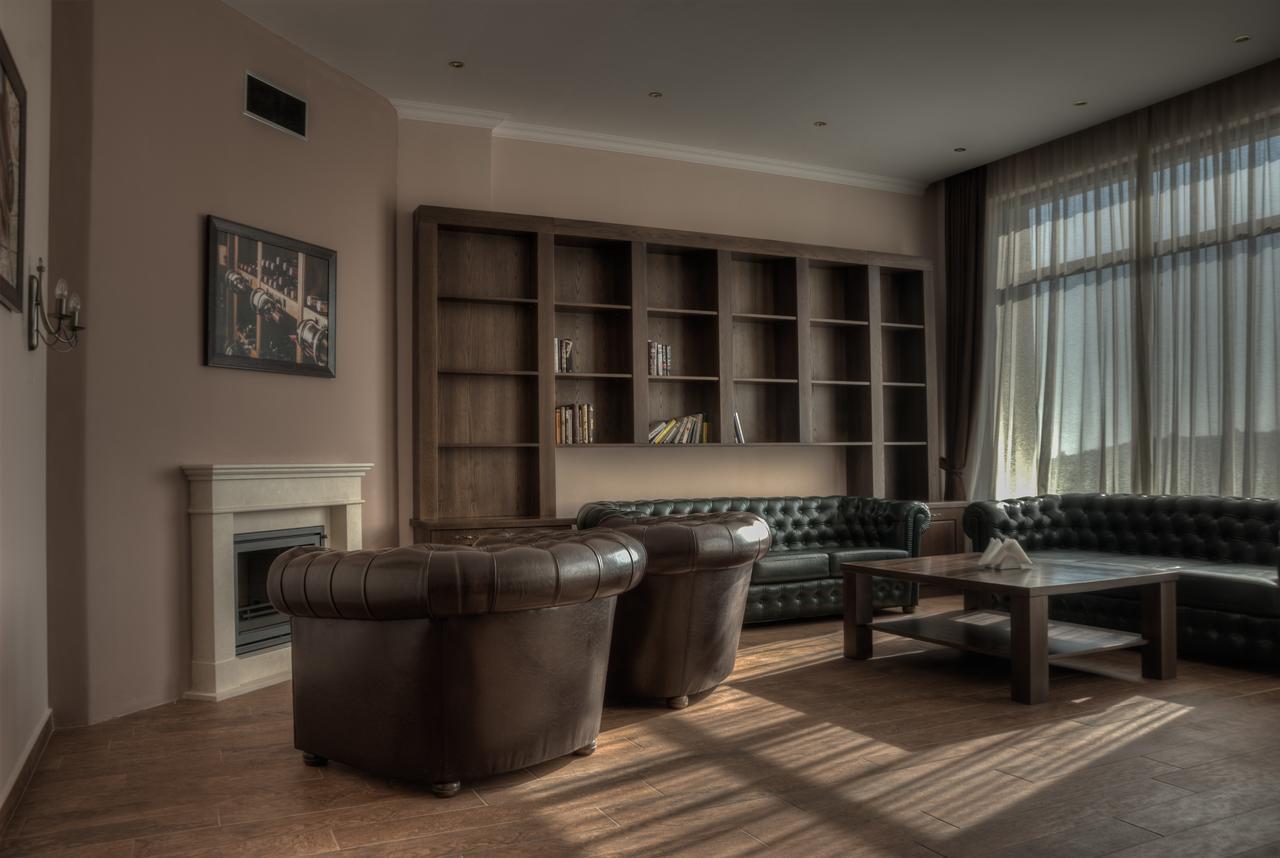 Hotel Chateau Des Bergers トゥルゴヴィシテ エクステリア 写真