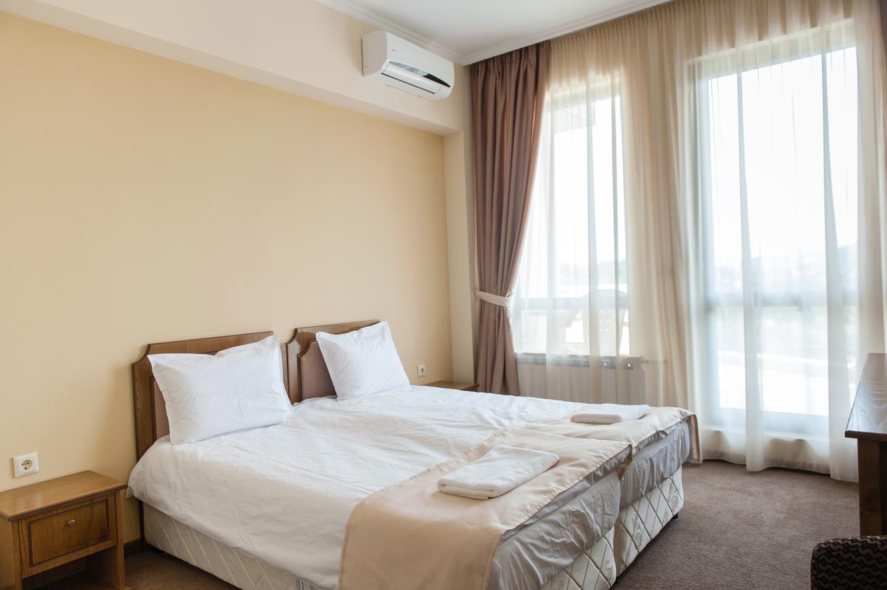 Hotel Chateau Des Bergers トゥルゴヴィシテ エクステリア 写真