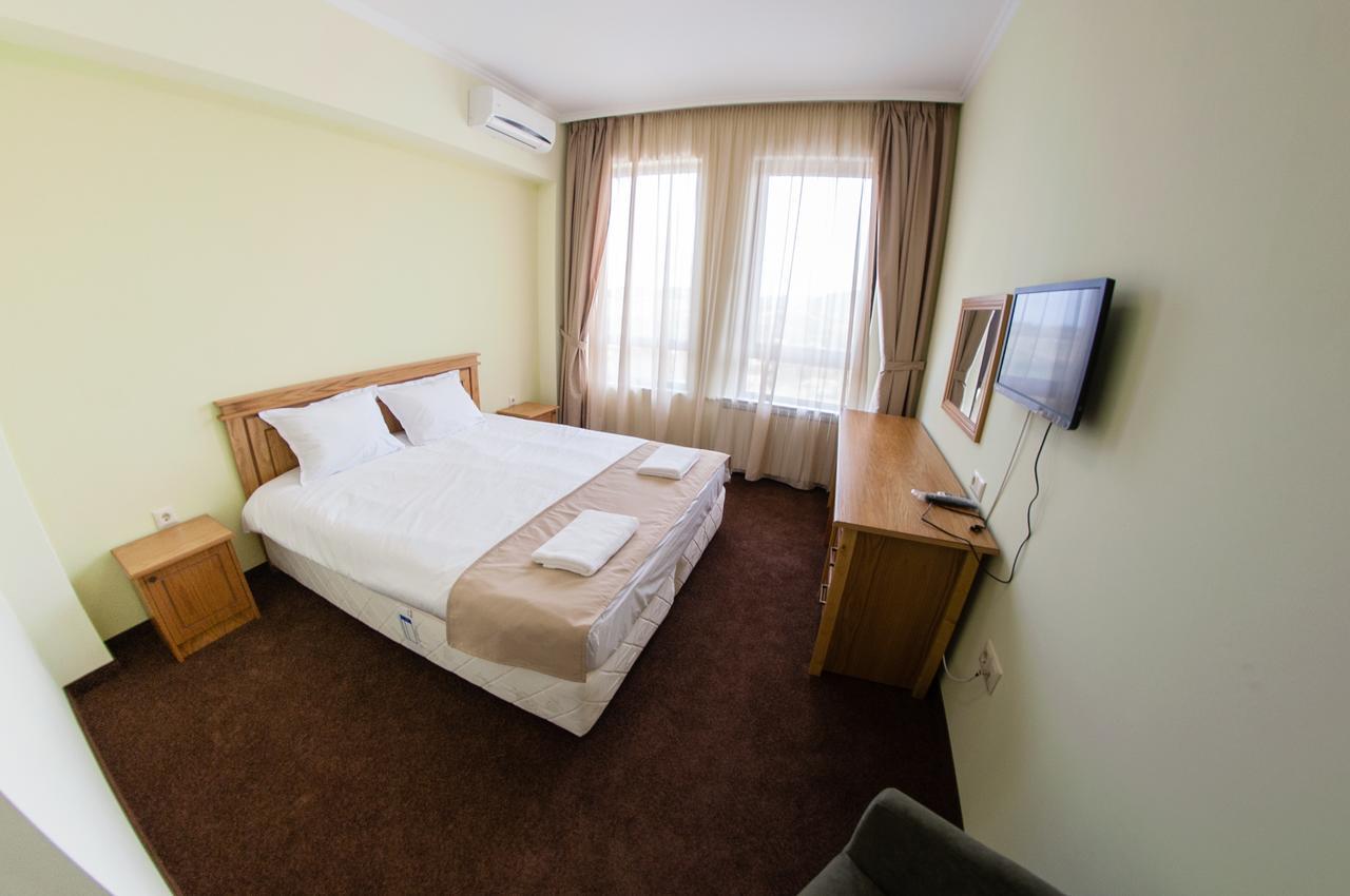 Hotel Chateau Des Bergers トゥルゴヴィシテ エクステリア 写真