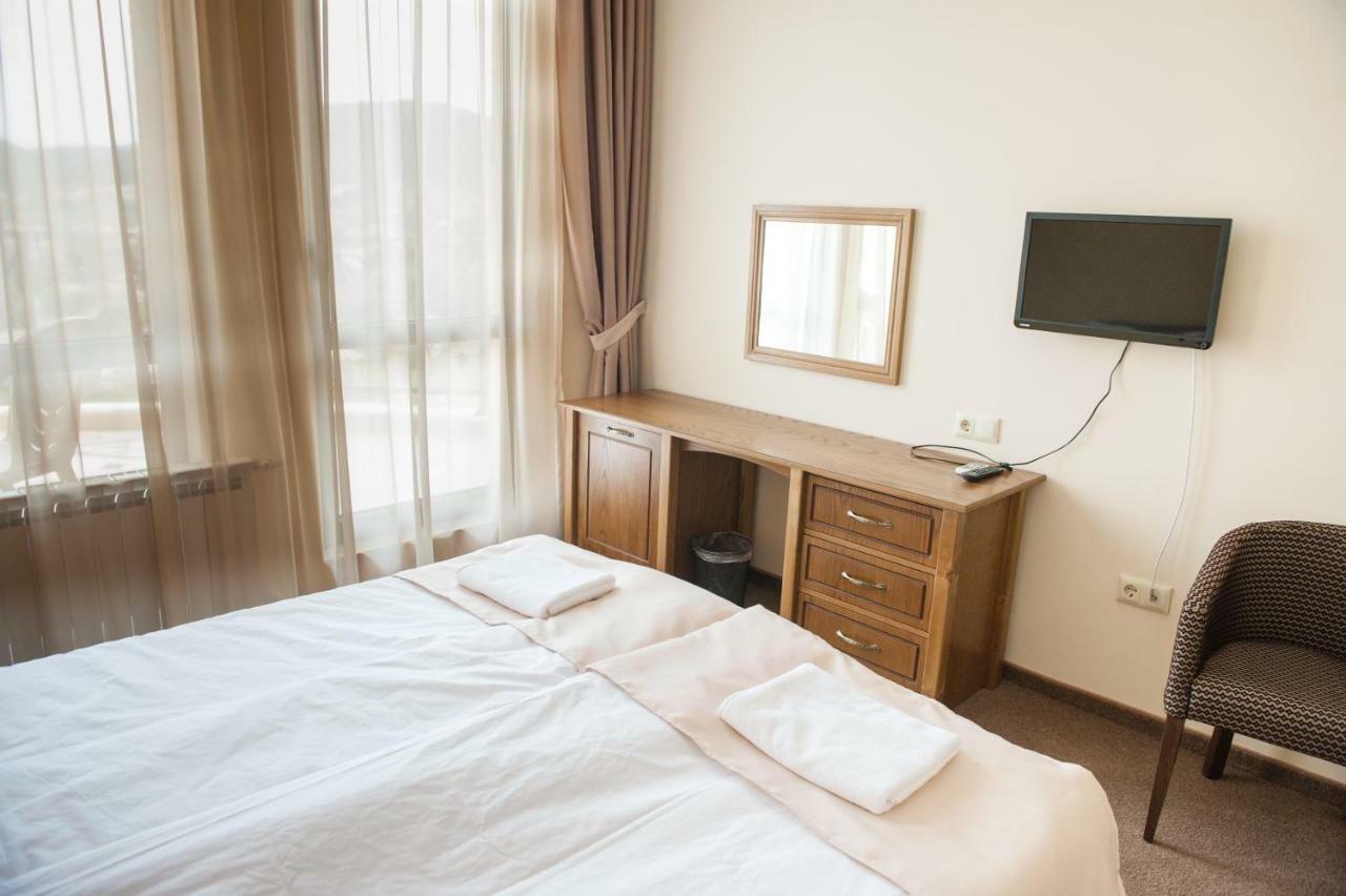 Hotel Chateau Des Bergers トゥルゴヴィシテ エクステリア 写真