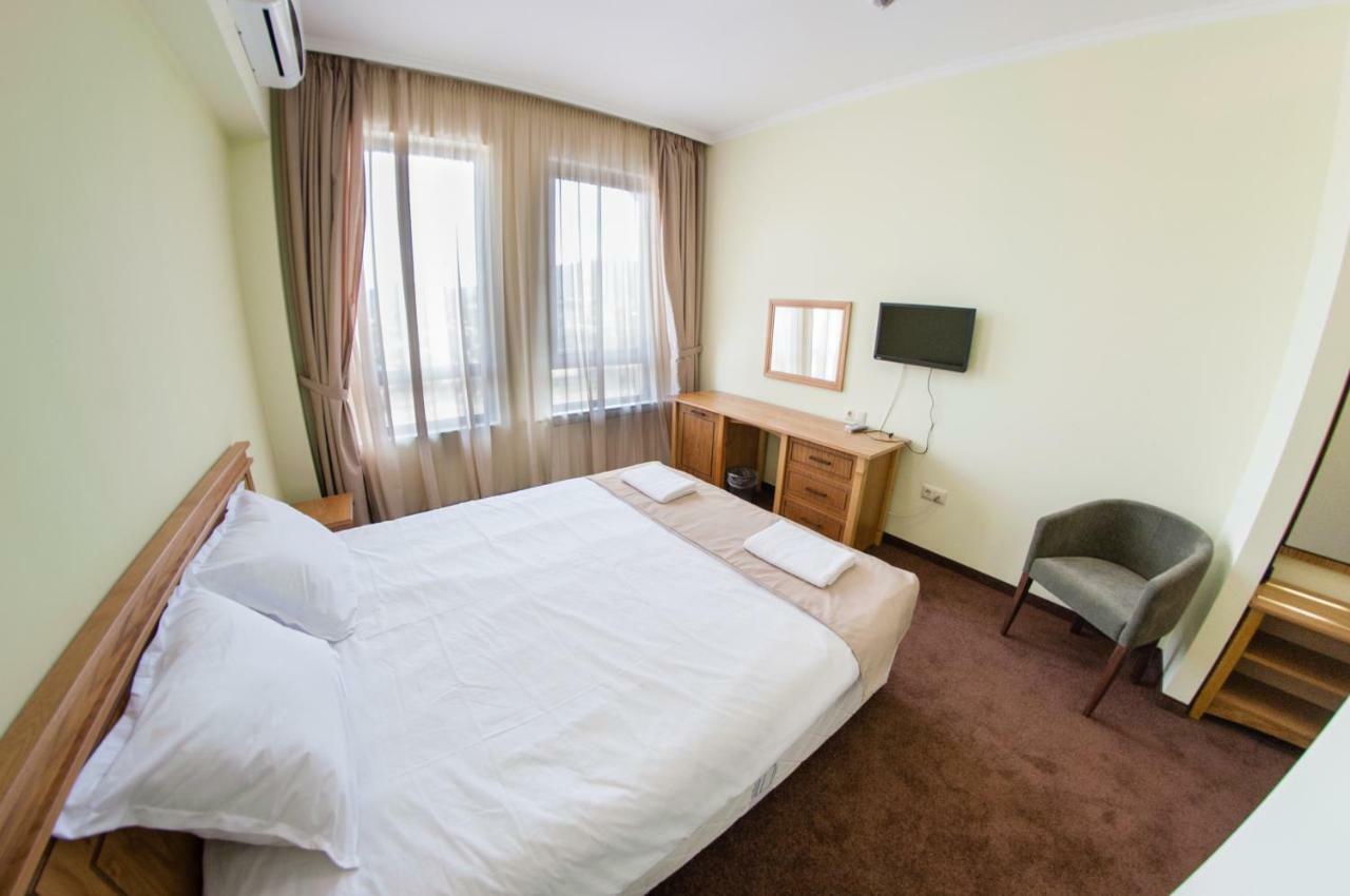 Hotel Chateau Des Bergers トゥルゴヴィシテ エクステリア 写真